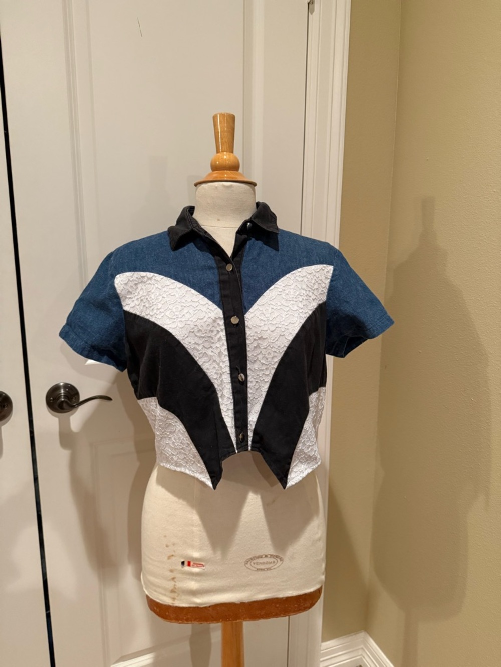 Women's Colorblock Lace Panel Cropped Button-Down Shirt - Blue/Black/White